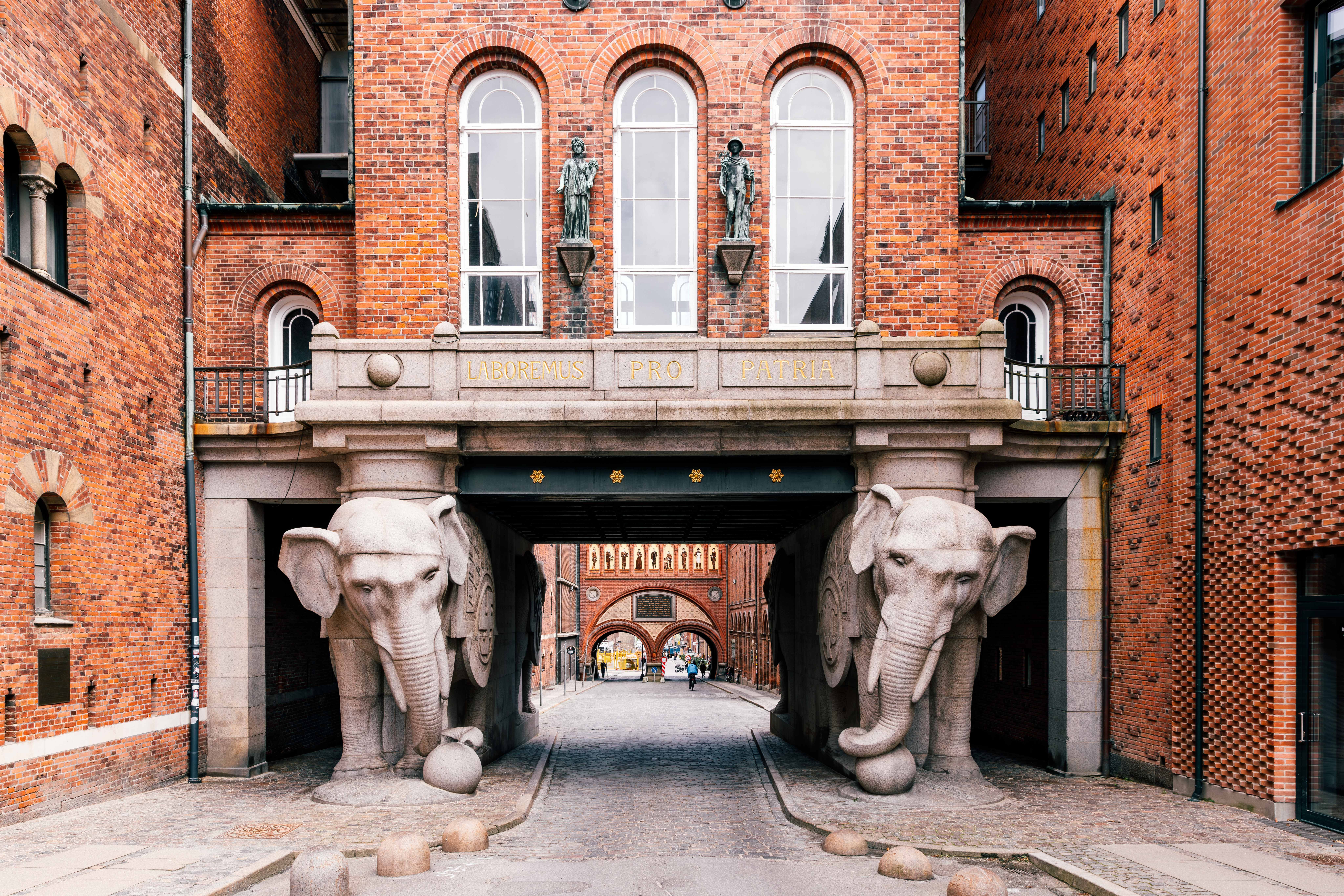 Blick auf das Elefantentor im Stadtteil Carlsberg in Kopenhagen, welches zwei steinernde Elefanten darstellt, die einen Gebäudedruchgang tragen