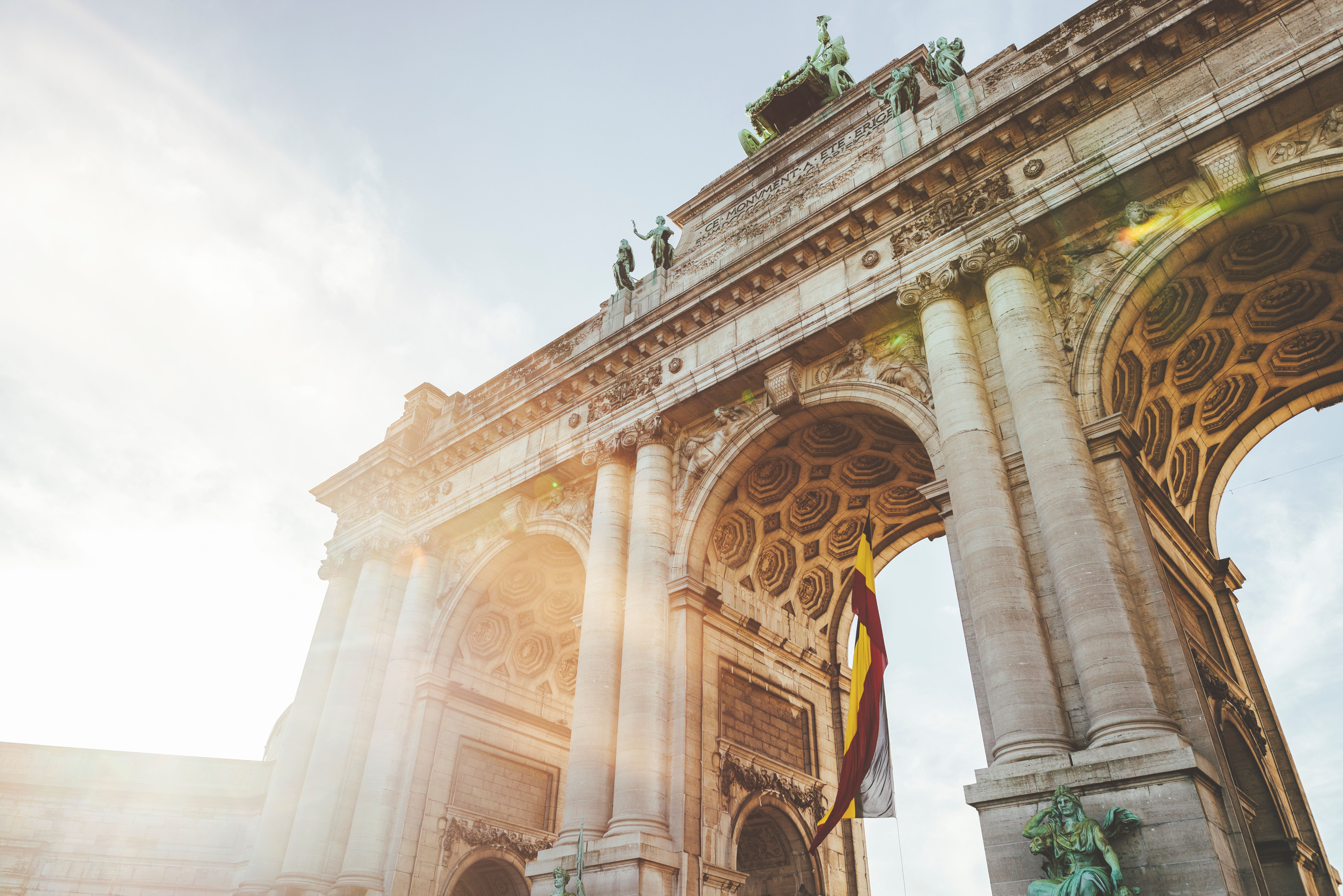 Triumphbogen in Brüssel mit Sonnenstrahlen