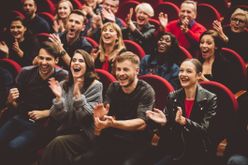 Applaudierendes Publikum im Theatersaal