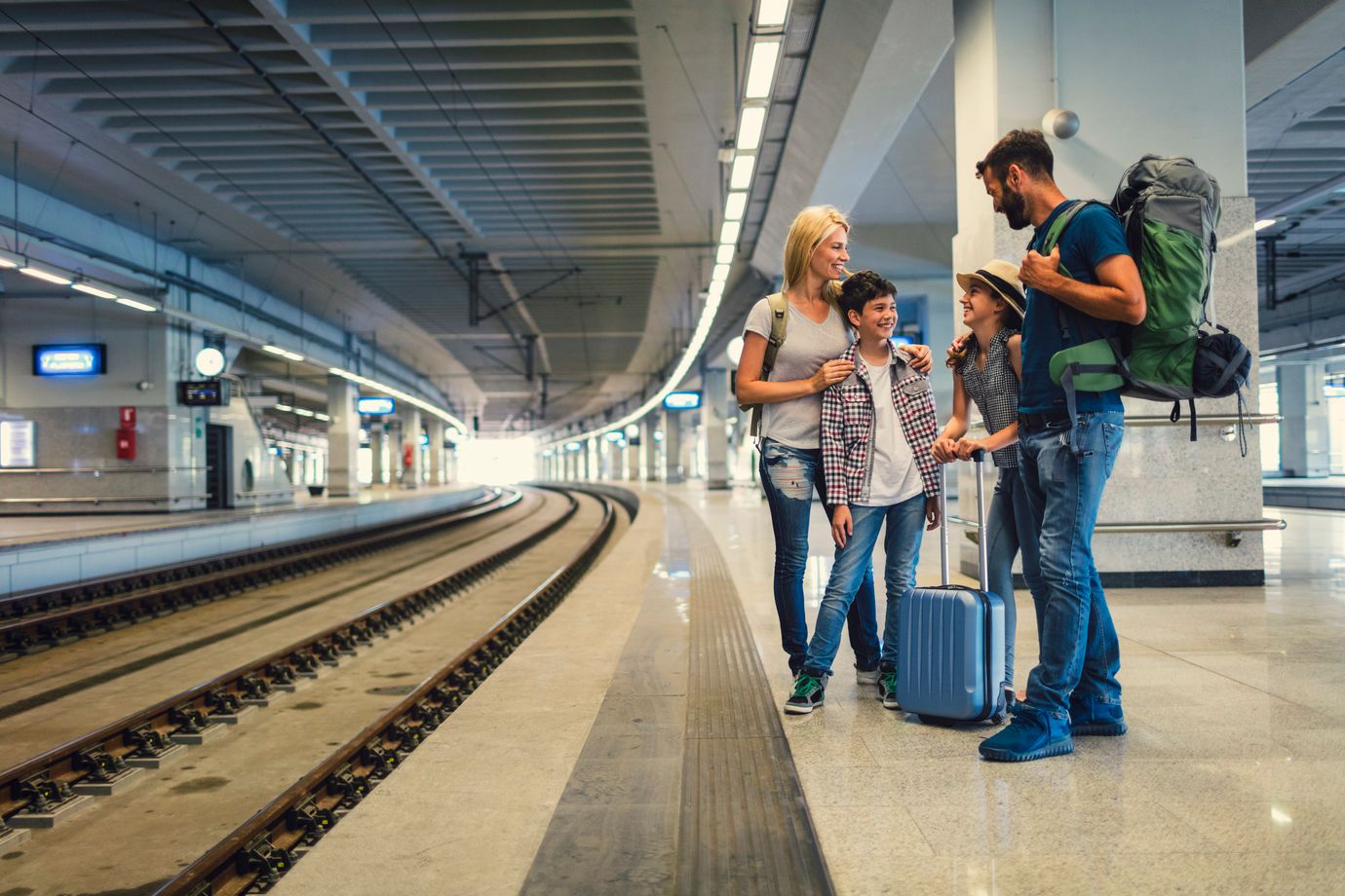 Familie reist gemeinsam im Zug