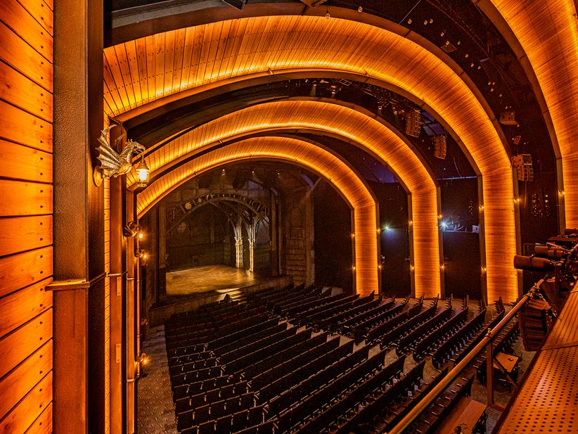 Theatersaal Innenansicht mit Blick auf die leere Bühne