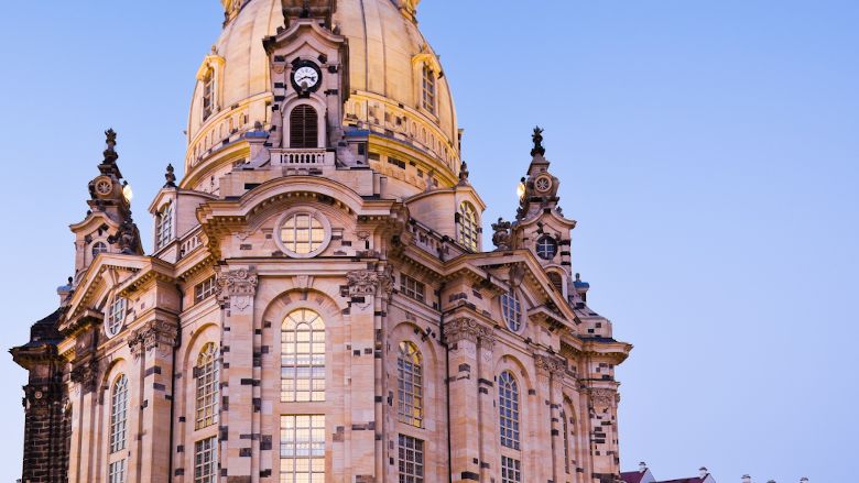 Dresdner Frauenkirche von vorne mit Beleuchtung