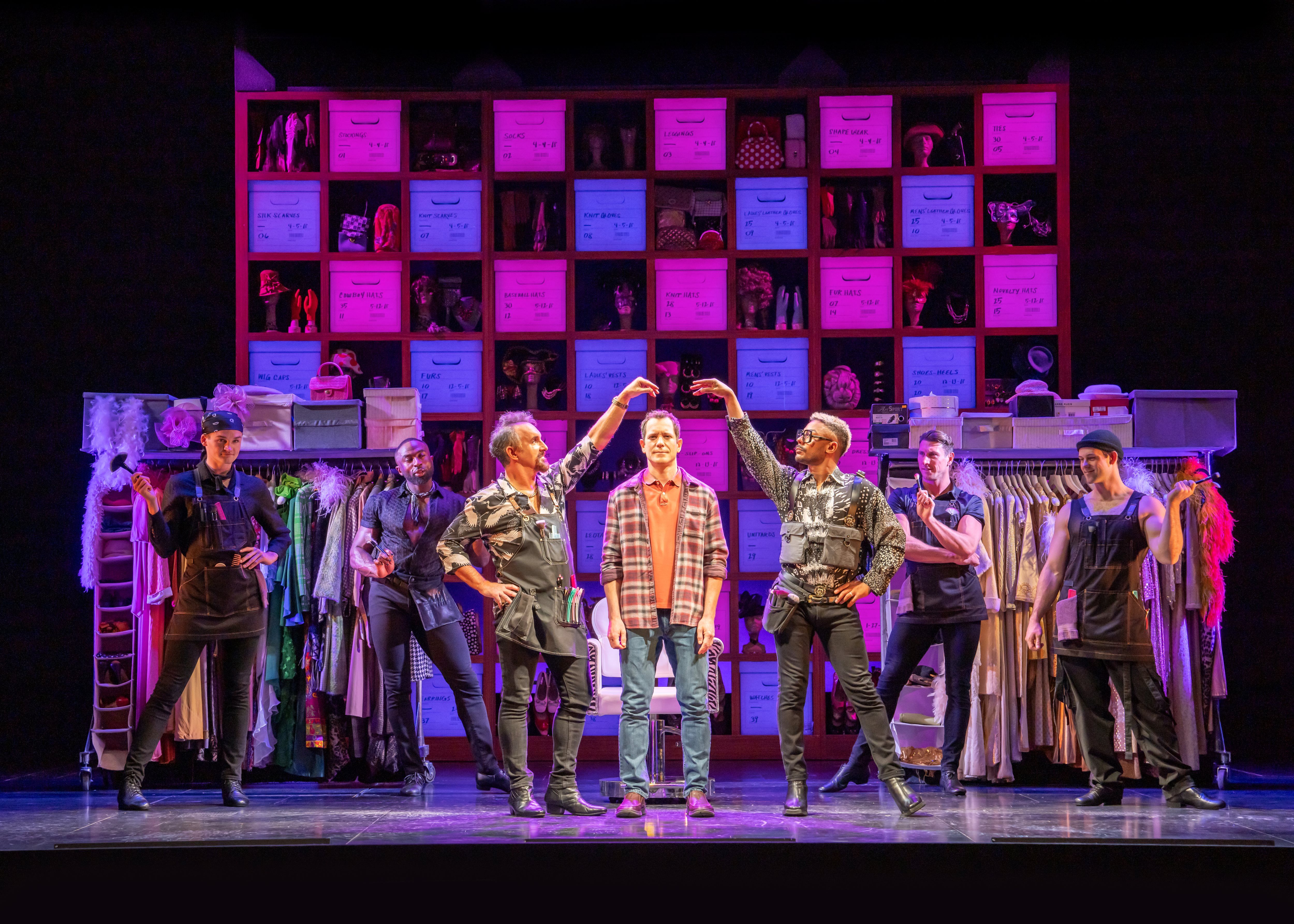 Mehrere Personen am tanzen beim Musical Mrs. Doubtfire. 