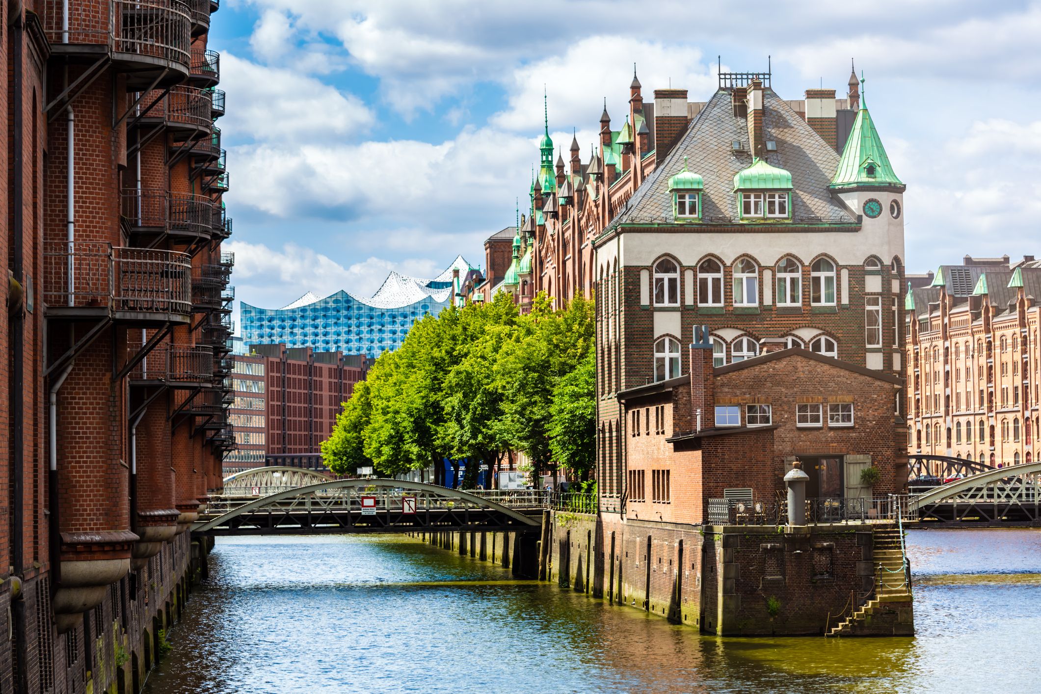 Hamburger Speicherstadt mit einem Kanal und mehreren Brücken
