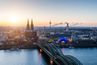 Panoramablick über den Rhein und die Hohenzollernbrücke in Köln mit dem Kölner Dom im Hintergrund