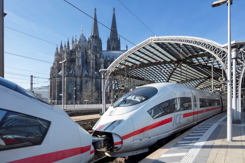 ICE aus zwei Zugteilen am Hauptbahnhof in Köln mit Kölner Dom im Hintergrund
