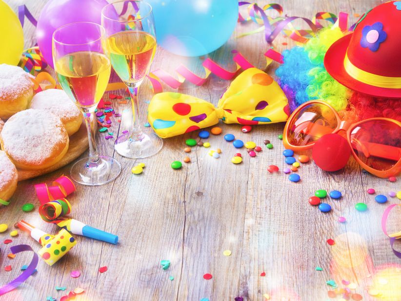 generisches Bild zum Thema Karneval mit bunten Ballons, Konfetti und Pfannkuchen