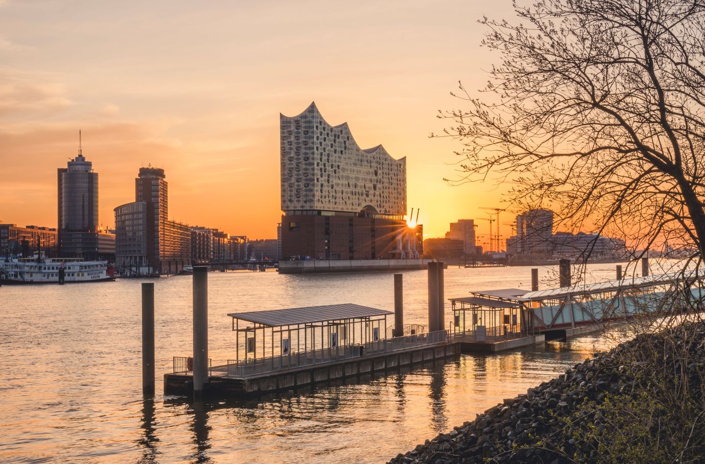 Sonnenuntergang an der Hamburger Elbphilharmonie von einem Ufer aus