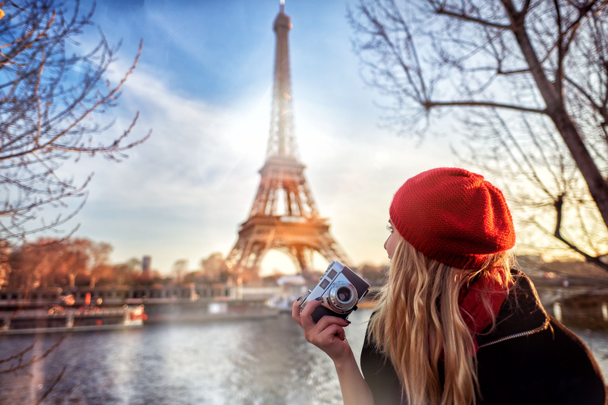 Touristin in Paris vor dem Eiffelturm mit Fotoapparat. 