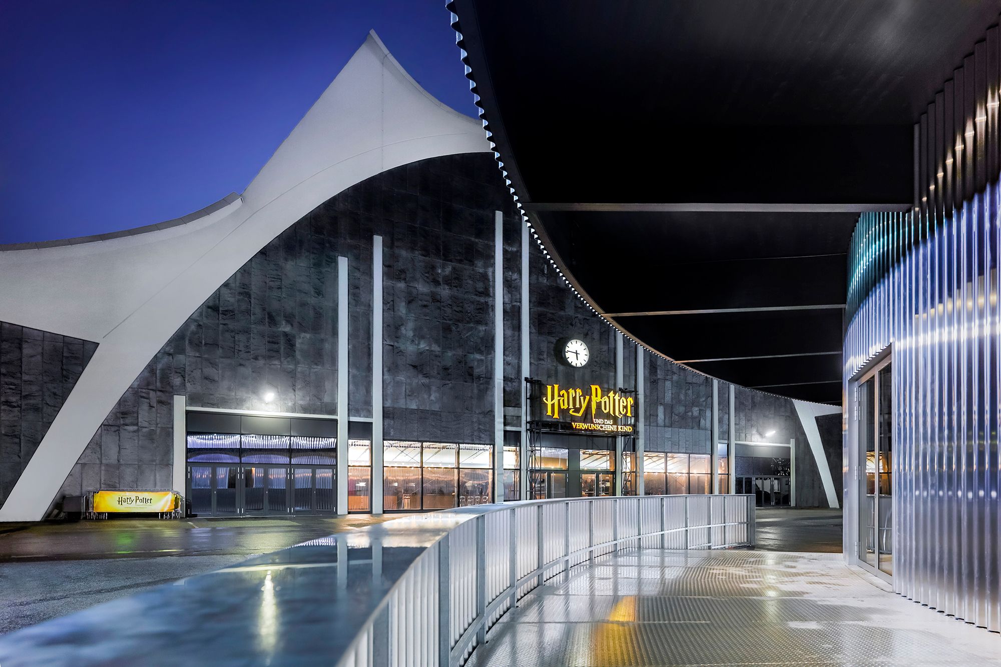 Außenansicht des Theaters am Großmarkt in Hamburg, indem das Stück Harry Potter und das verwunschene Kind aufgeführt wird