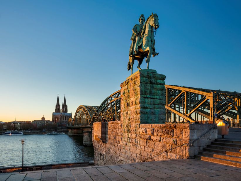 Reiterstandbild von Kaiser Wilhem I. neben der Hohenzollernbrücke am Rhein in Köln
