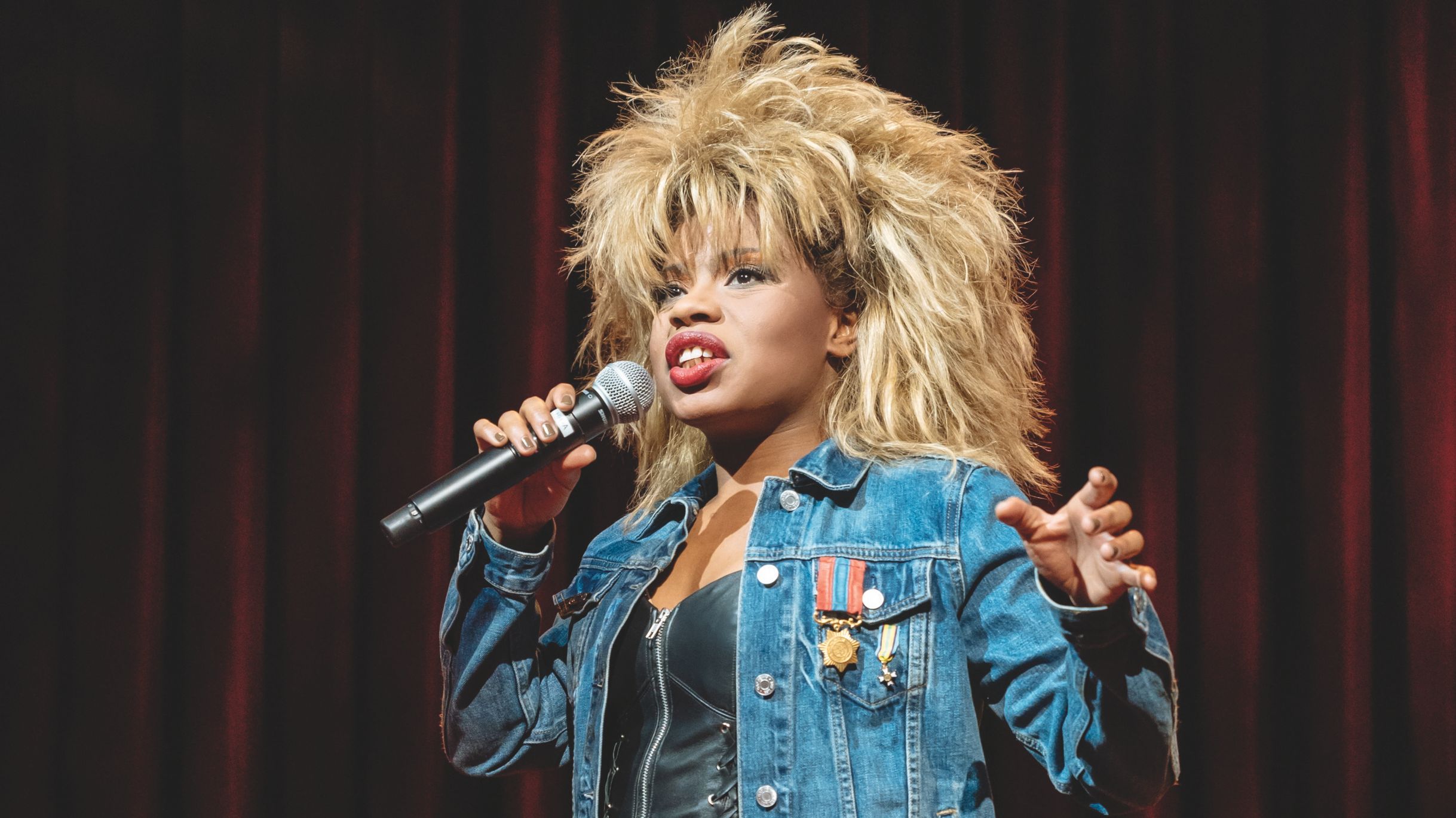 TINA – Das Tina Turner Musical: Darstellerin in Jeansjacke auf der Bühne