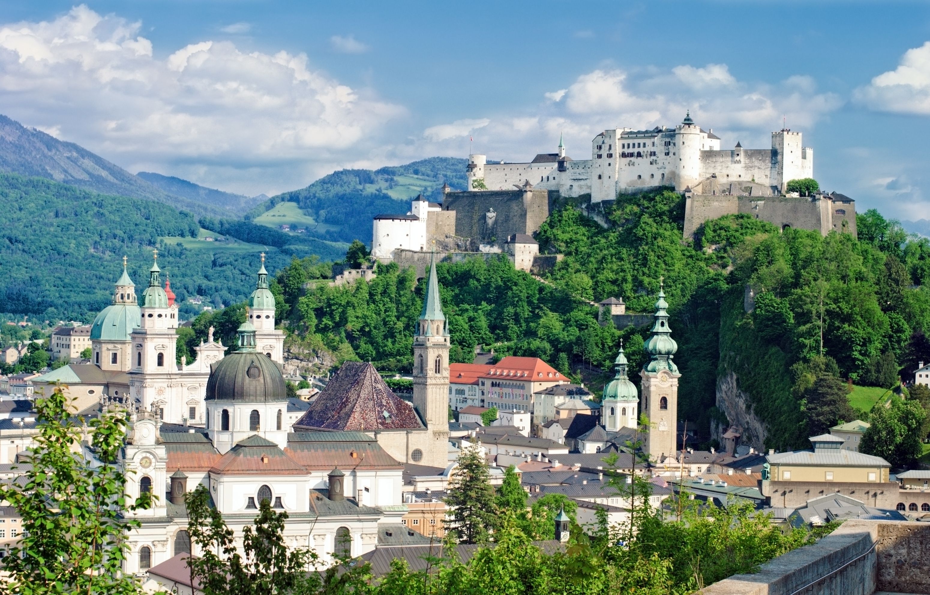 Salzburg Stadtdächer und Festung auf einem Berg im Hintergrund