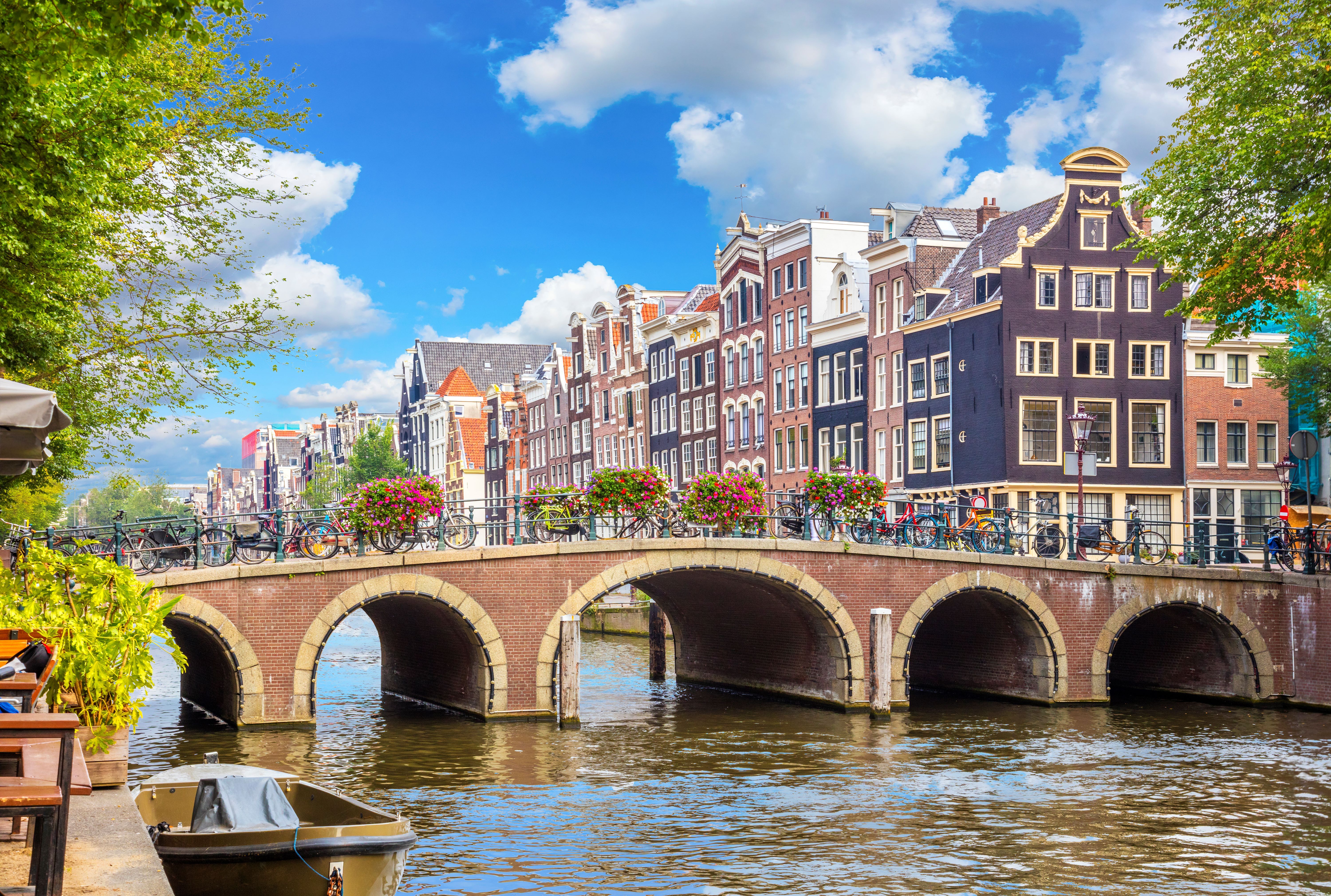 Amsterdam Bruecke blauer Himmel_GettyImages-Pavlovs.jpg