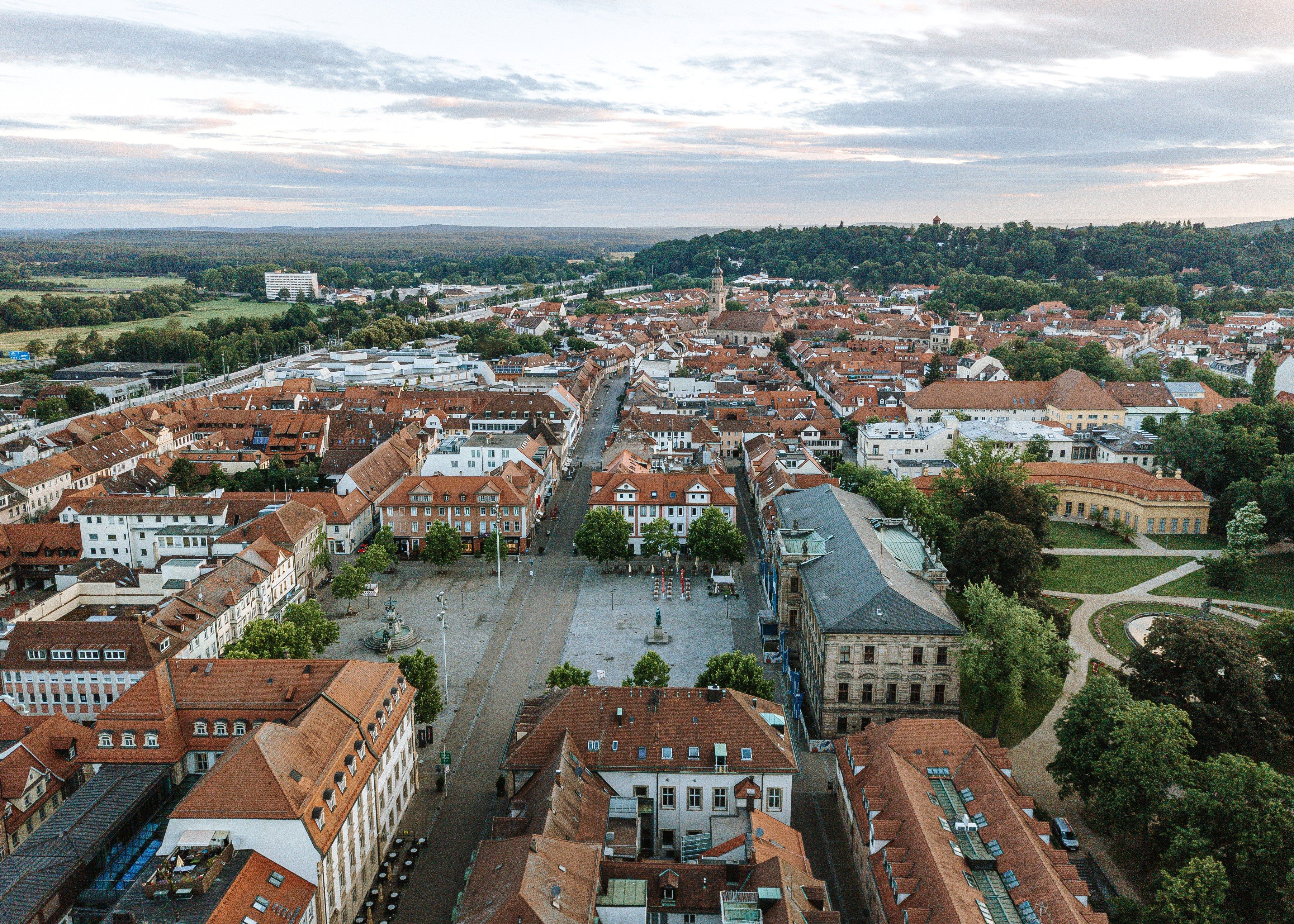 Stadt Erlangen mit Schlossplatz und Marktplatz von oben