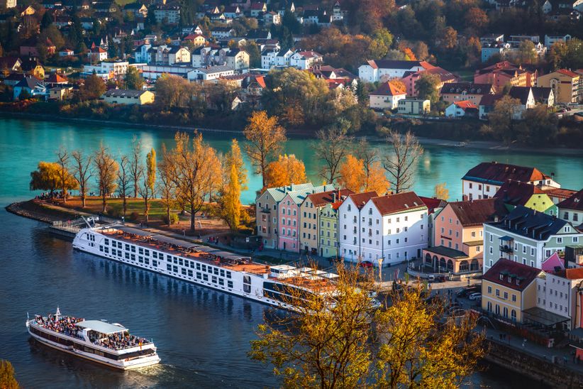 Panoramablick auf Passau mit einem Donaukreuzfahrtschiff und einem Fahrgastschiff auf der Donau.