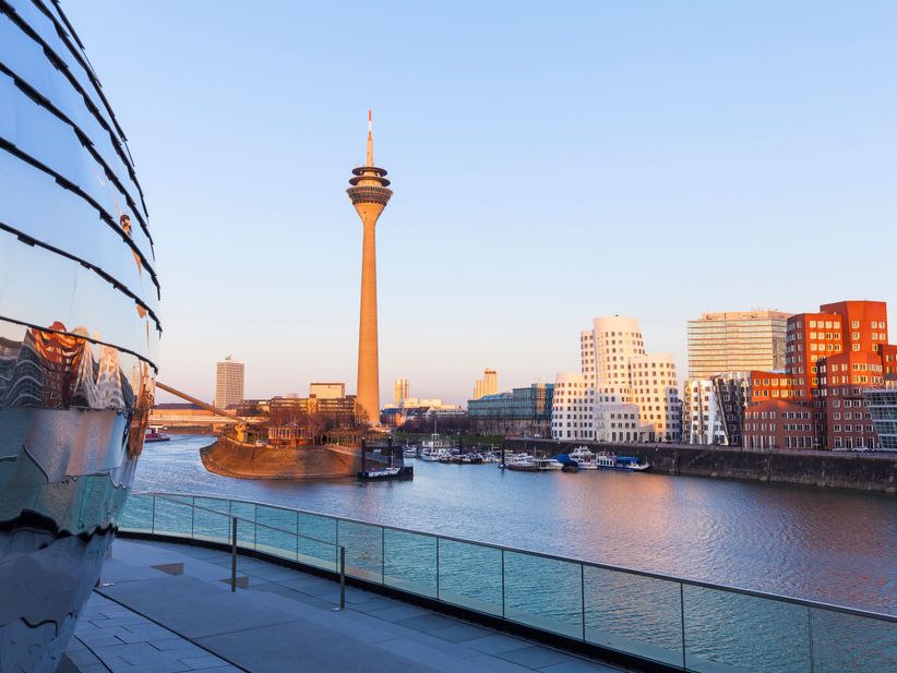 Blick über den Rhein auf den Rheinturm in Düsseldorf