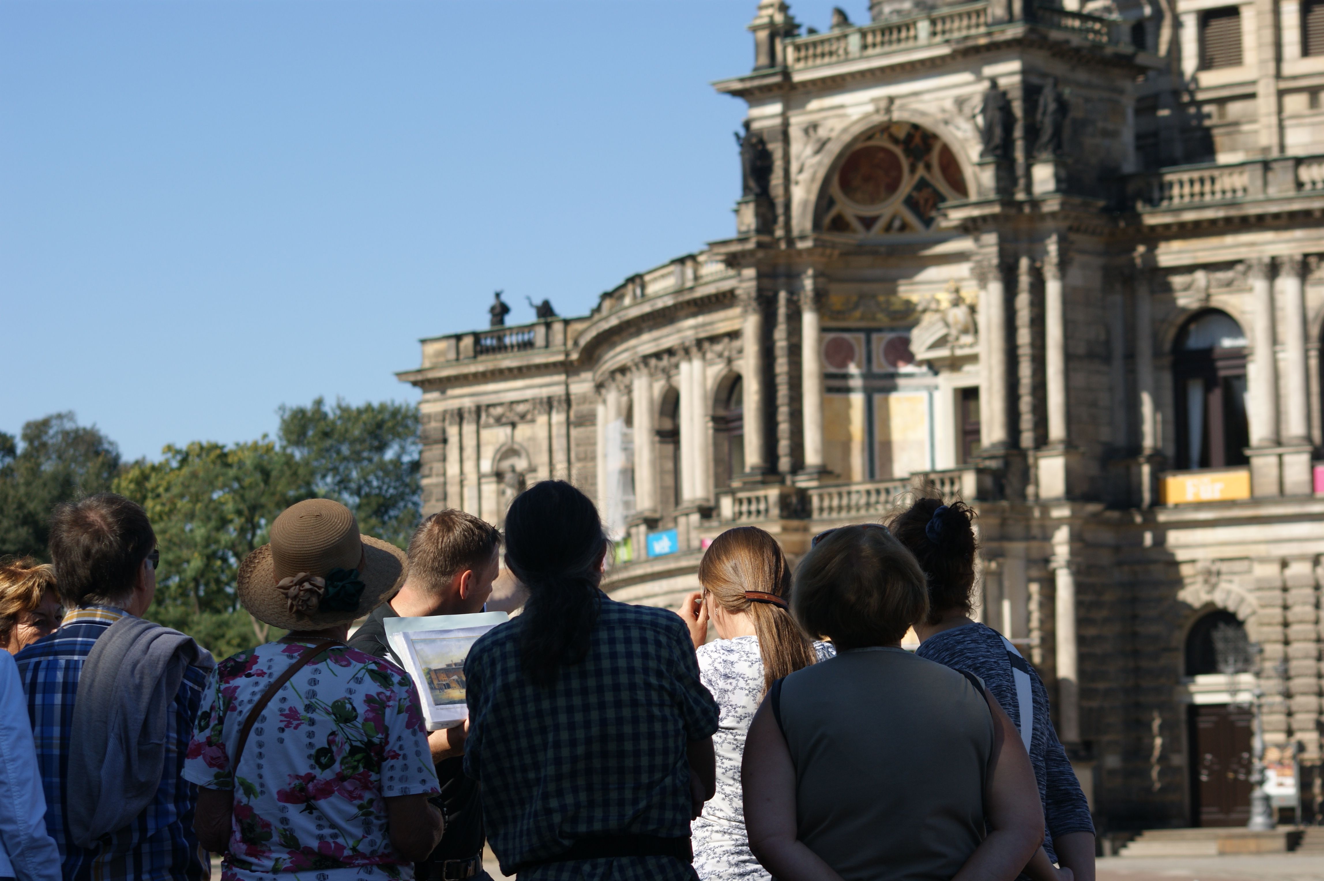Menschengruppe auf einem Stadtrundgang in Dresden