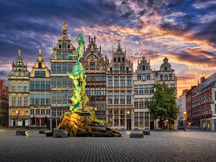 Grote Platz in Antwerpen bei Sonnenuntergang mit beleuchtetem Brabo-Brunnen