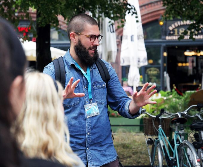 Qualifizierter Guide von Original Berlin Walks führt eine Stadtführung zu den Sehenswürdigkeiten in Berlin.