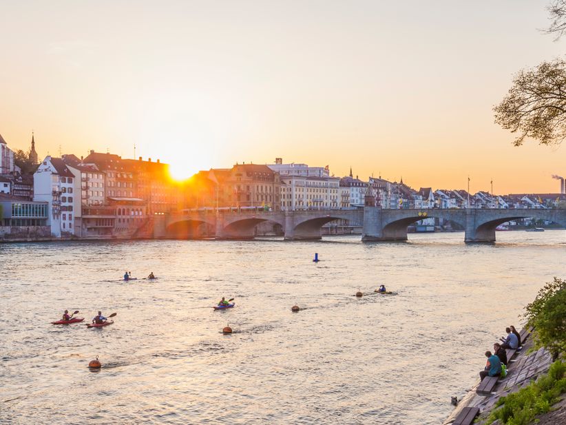 Basel am Rheinufer zum Sonnenuntergang