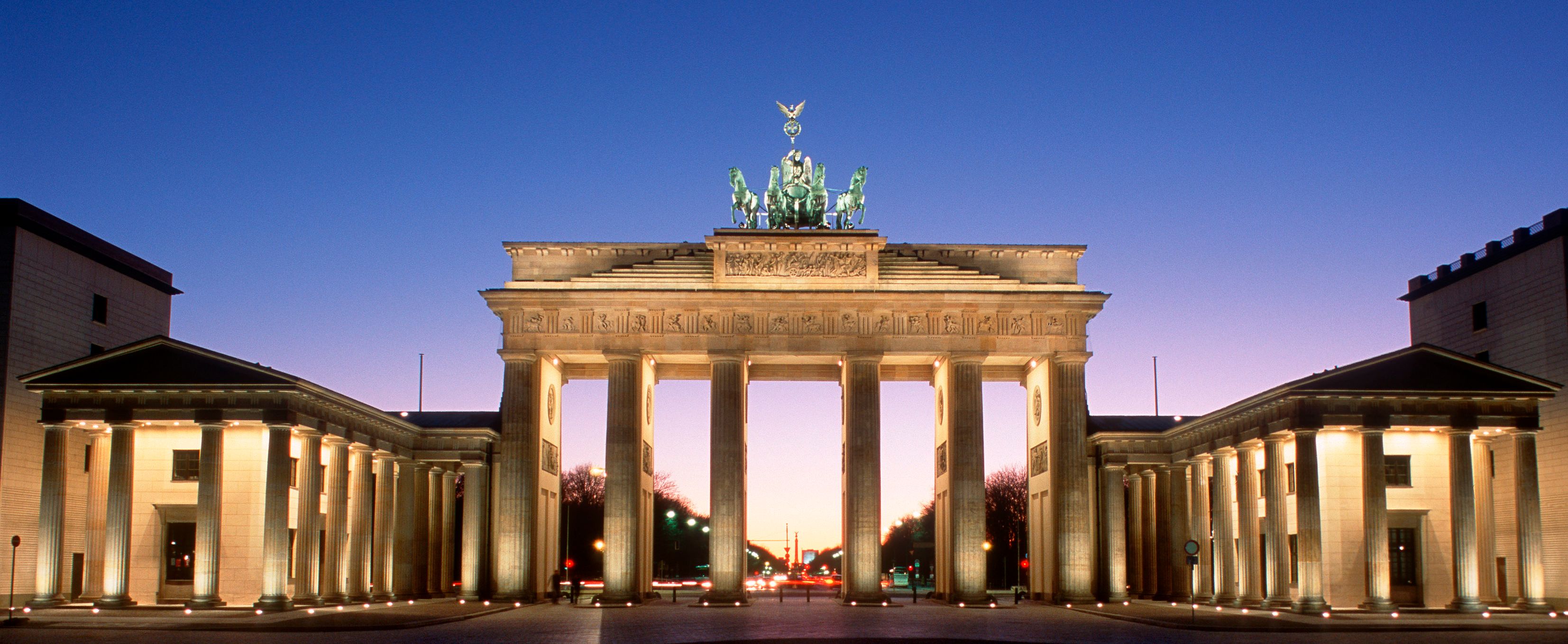 beleuchtetes Brandenburger Tor bei Nacht