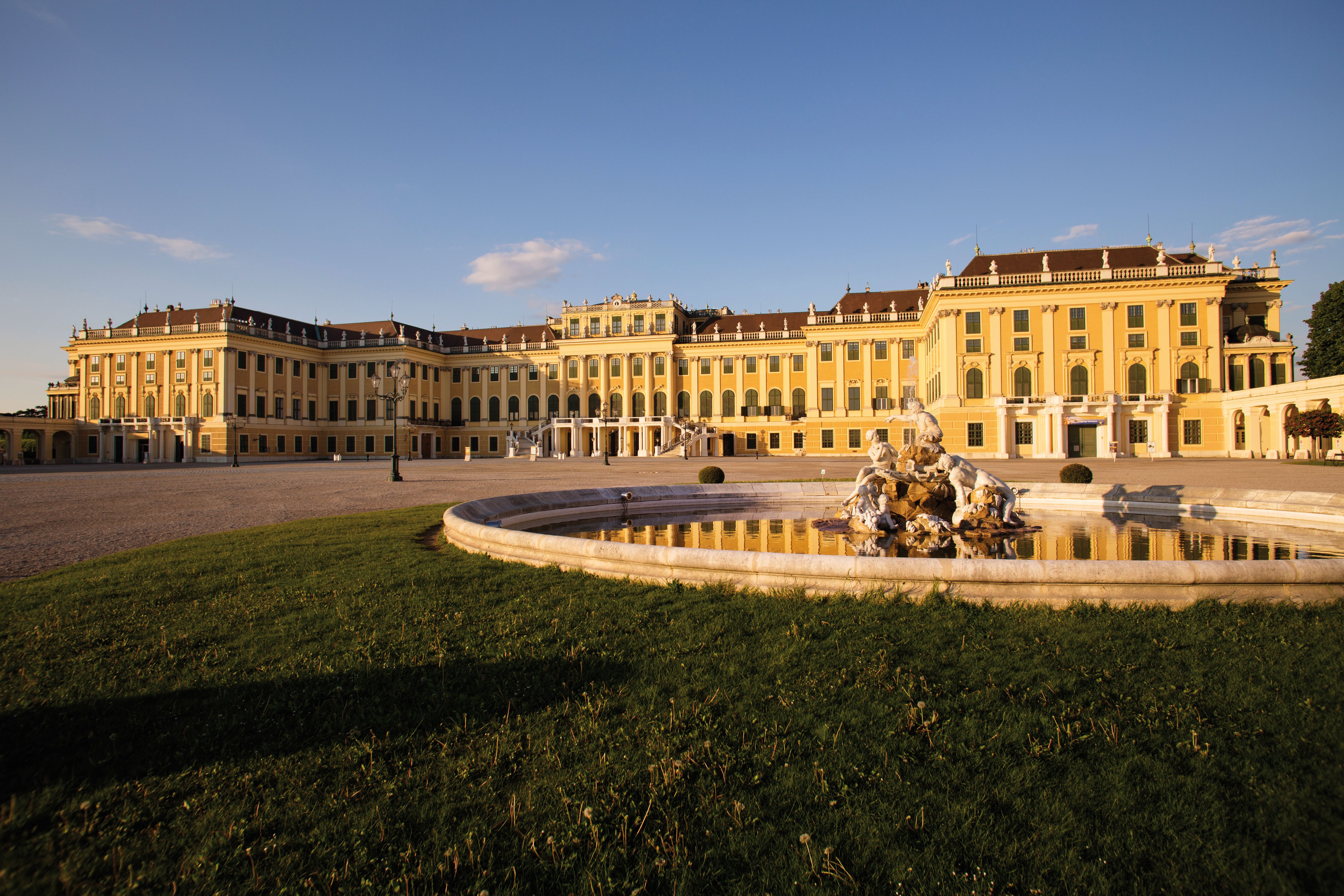 Schloss Schönbrunn mit Brunnen im Vordergrund