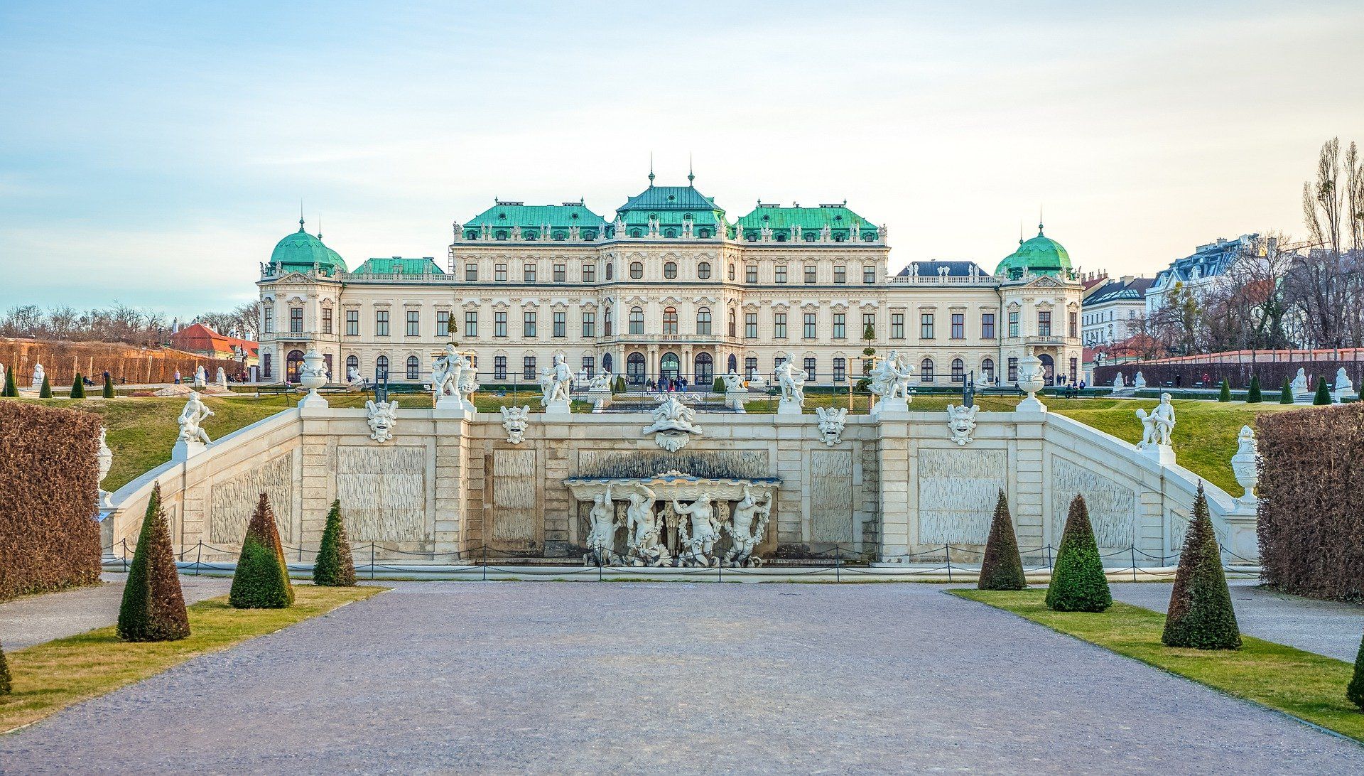 Schlosspark mit Statuen vor dem Schloss Belvedere in Wien