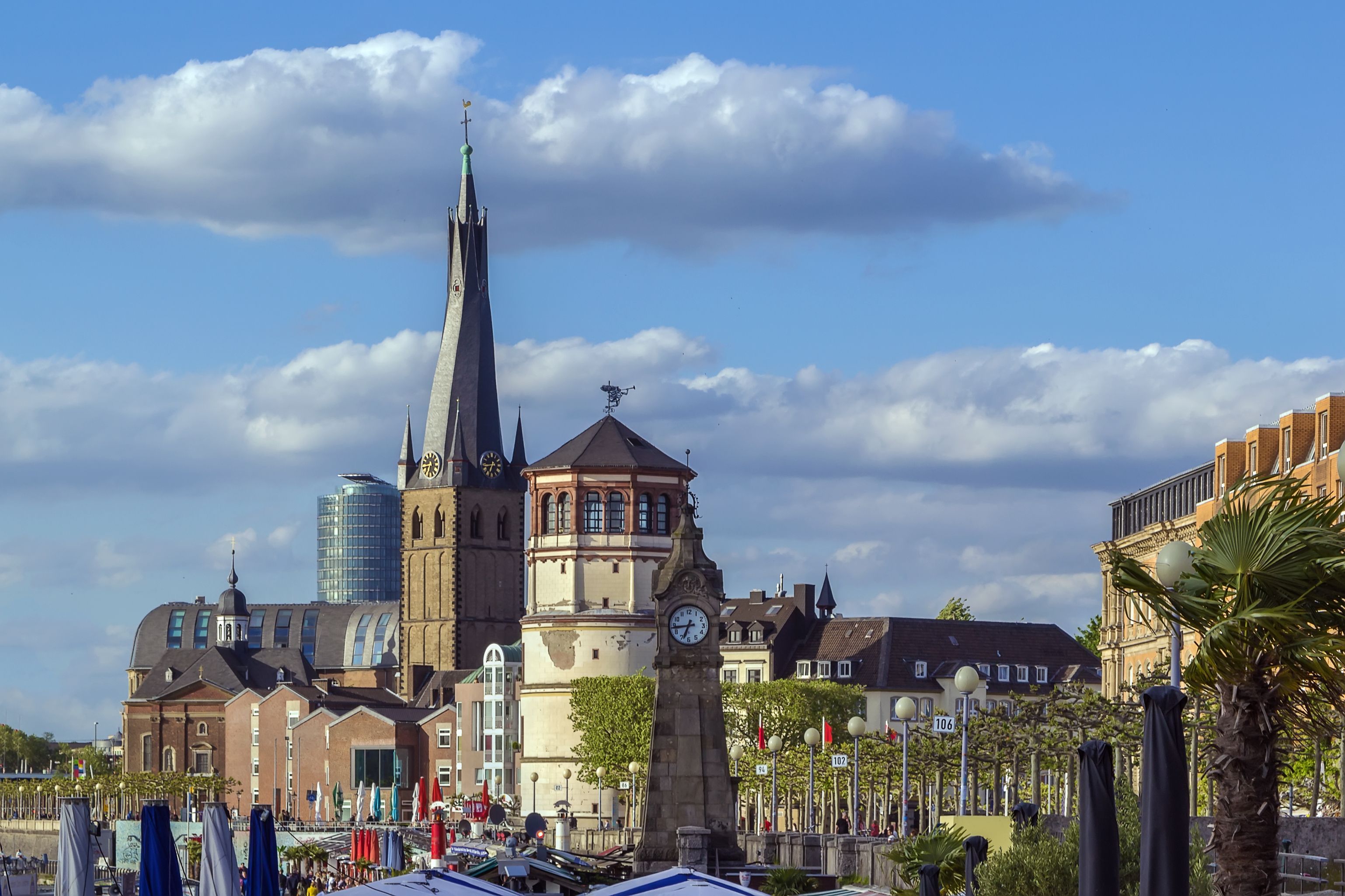 Altstadt Düsseldorf mit Kirche und Dächern
