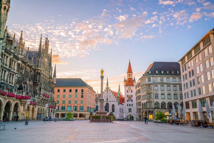 Marienplatz in München bei bunten Sonnenuntergang