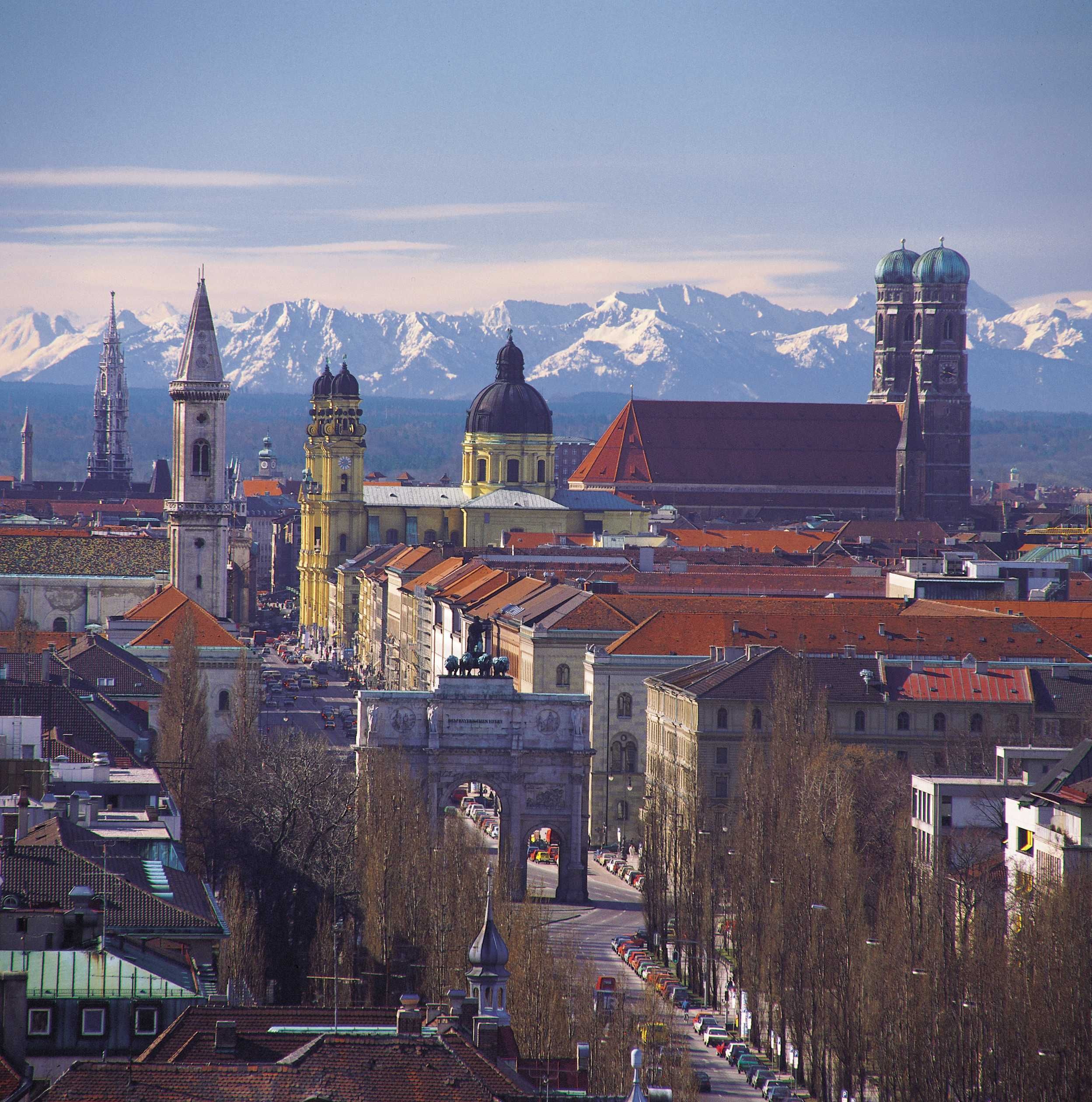 Münchner Stadtsilhouette vor den Alpen