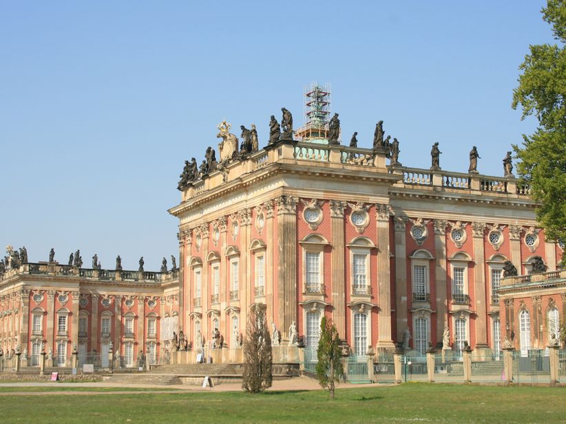 Neues Palais im Park Sanssouci in Potsdam bei blauem Himmel