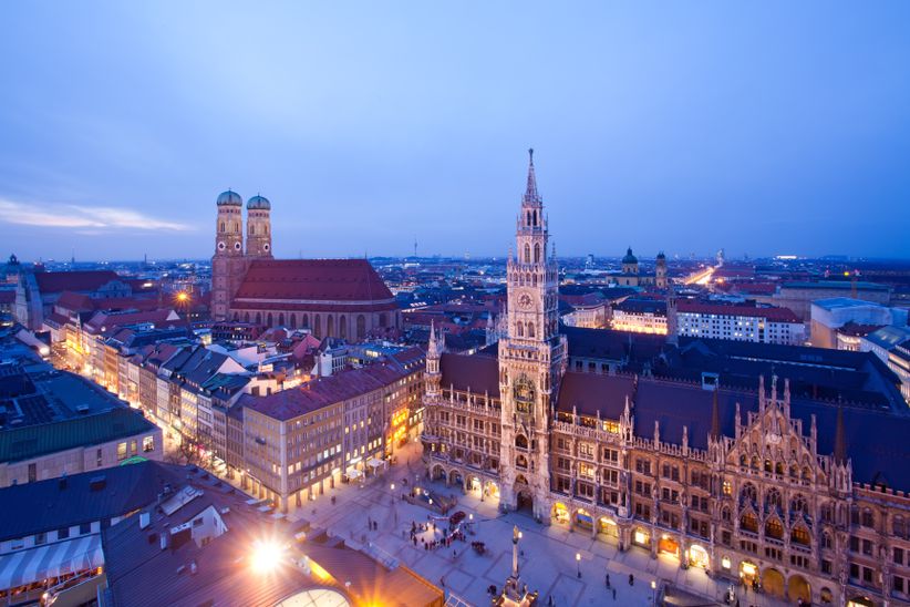 Blick auf den Marienplatz in München bei Nacht