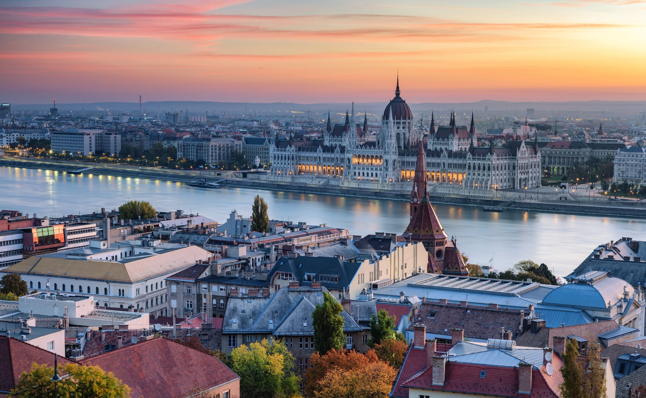Blick auf die Budapester Stadtsilhouette an der Donau bei Sonnenuntergang