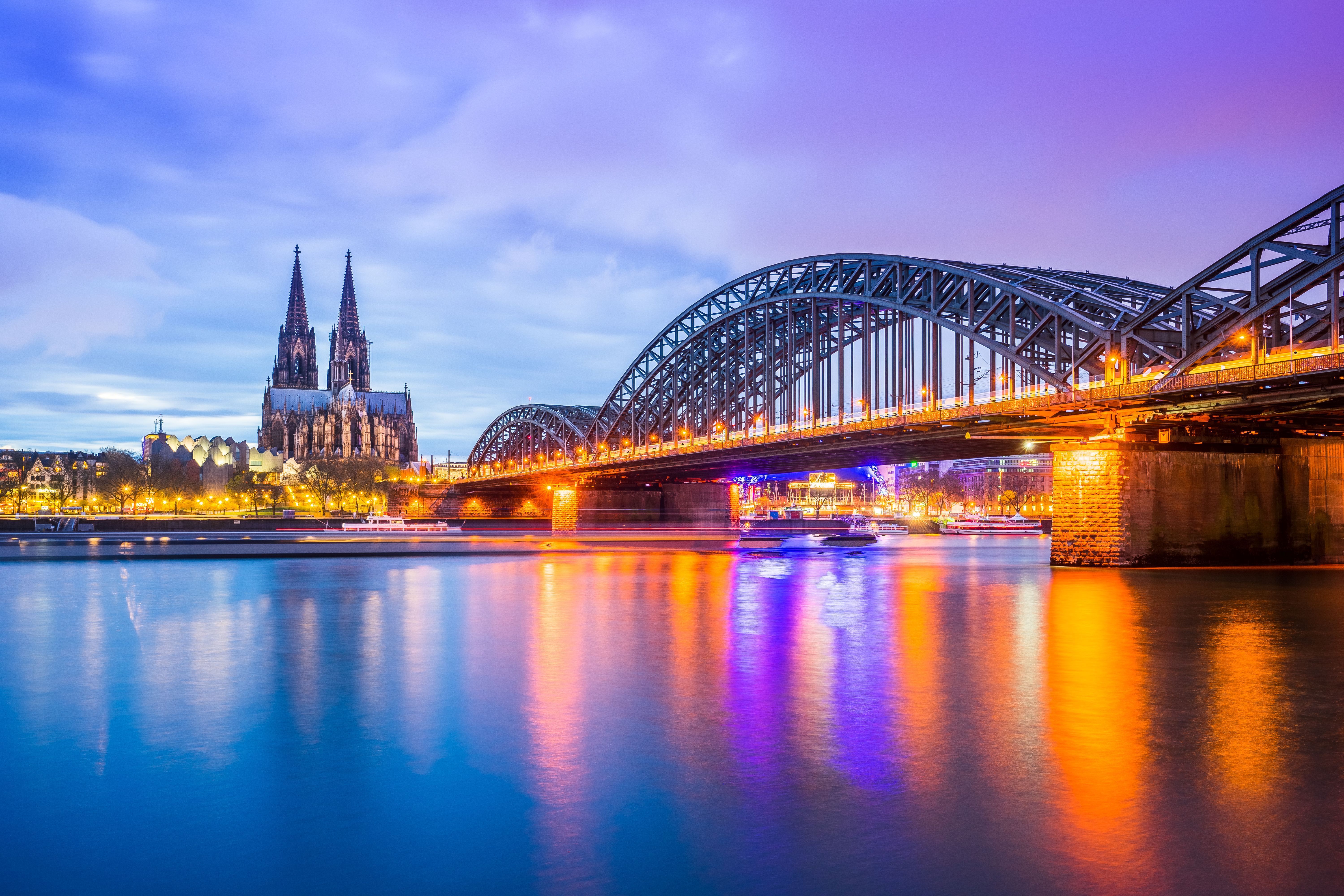 Köln bei Nacht mit Blick auf den Rhein, Hohenzollernbrücke und Kölner Dom