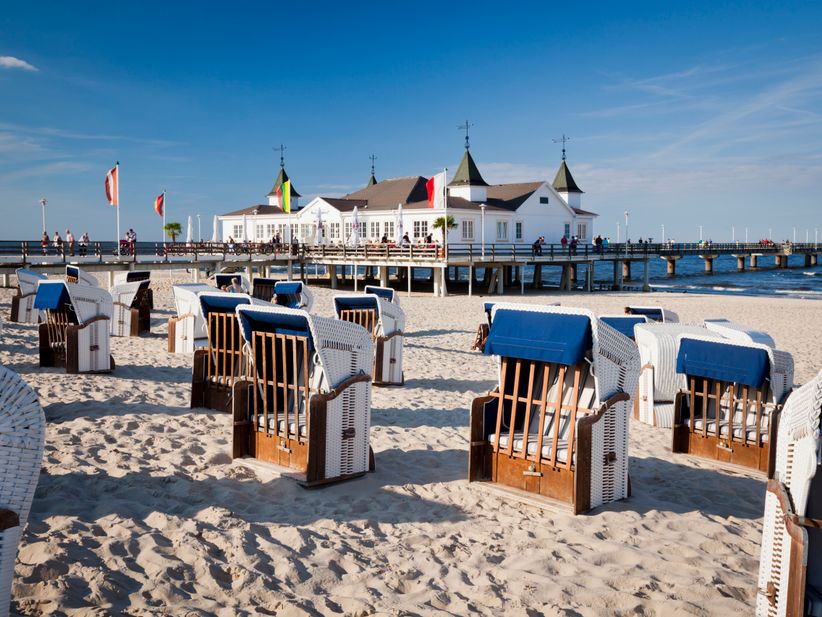 Strandkörbe am Strand des Seebads Ahlbeck auf Usedom mit Blick auf die historische Seebrücke.