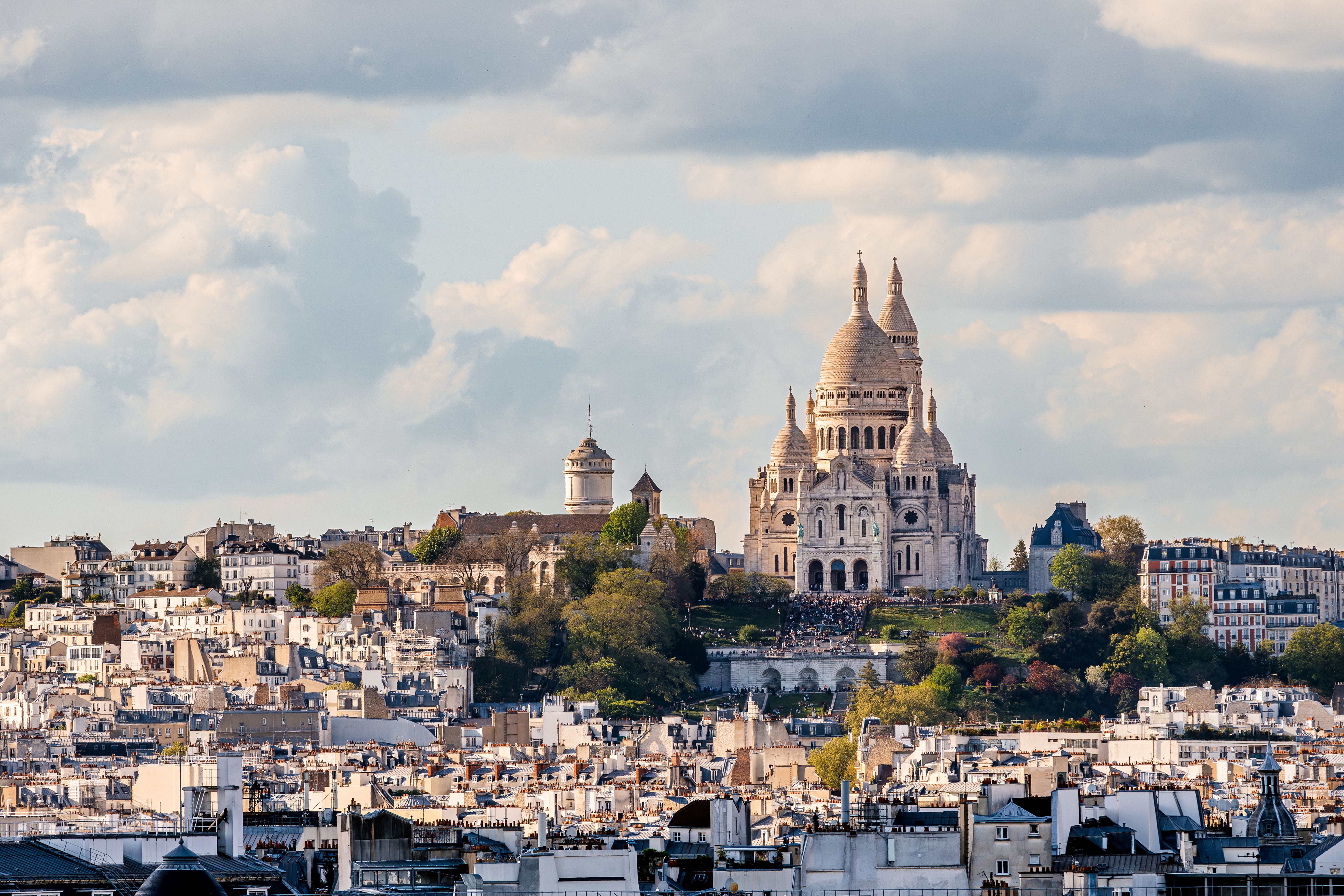 Sacre Couer zwischen den Pariser Häusern auf dem Montmartre