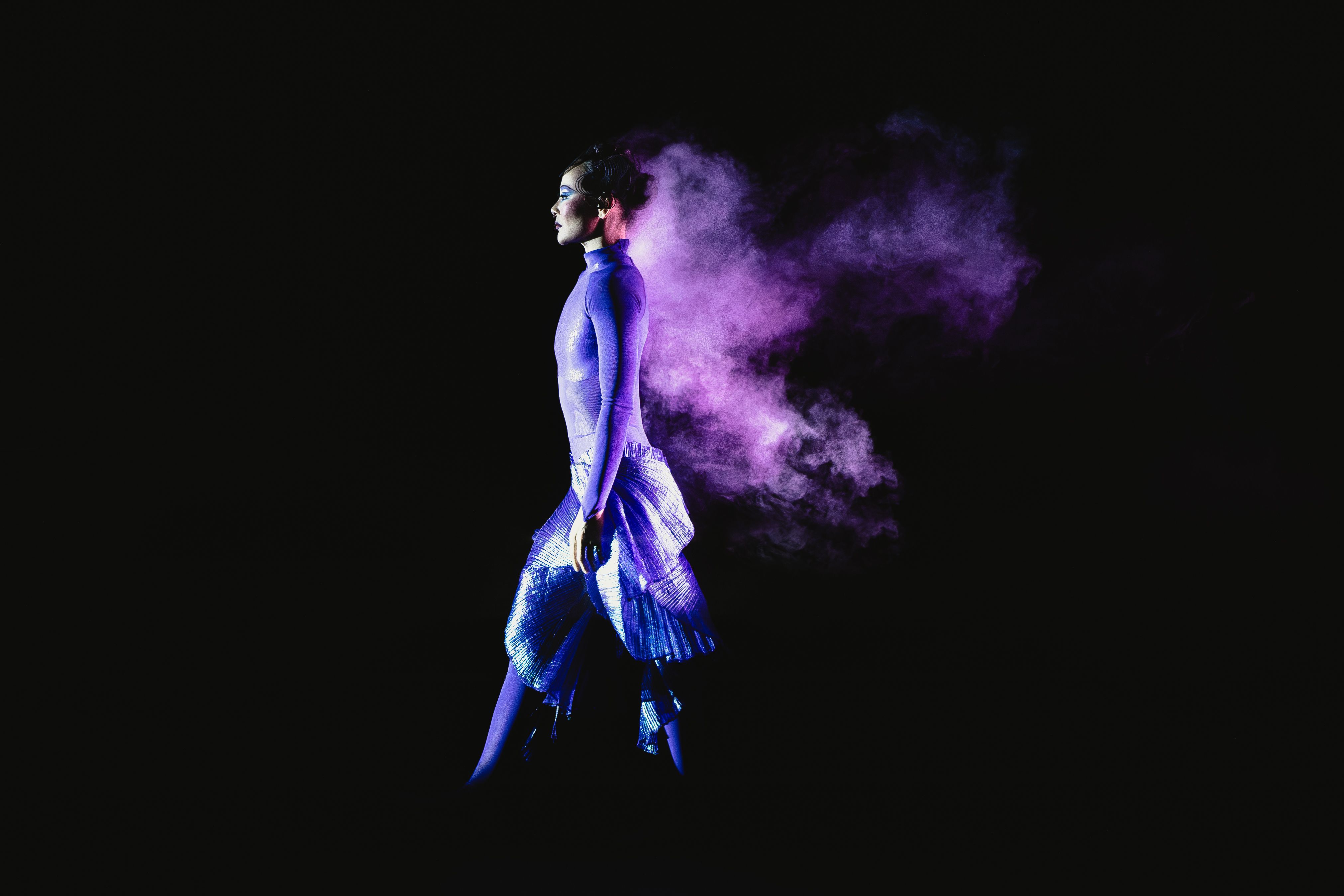 Szenenbild eine Frau läuft über die Bühne