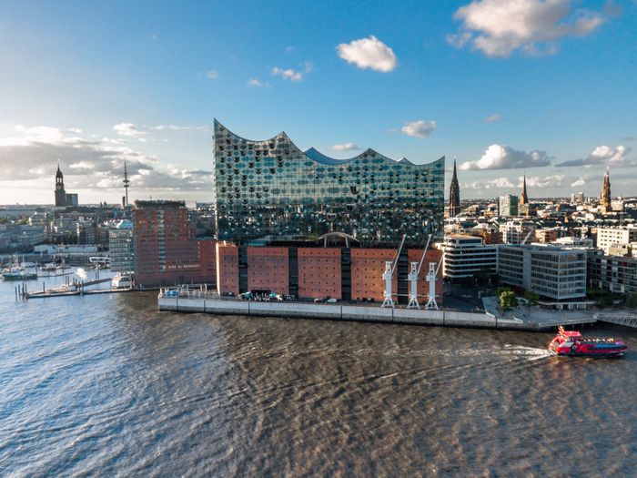 Hamburg Elbphilharmonie Seitenansicht vom Wasser