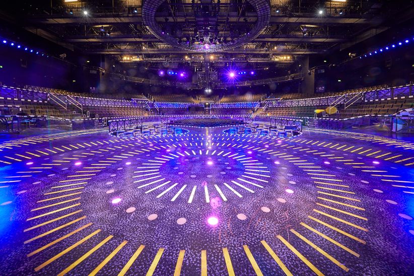 Bühnenbild des Musicals Starlight Express mit futuristischer Szenerie und Lichteffekten