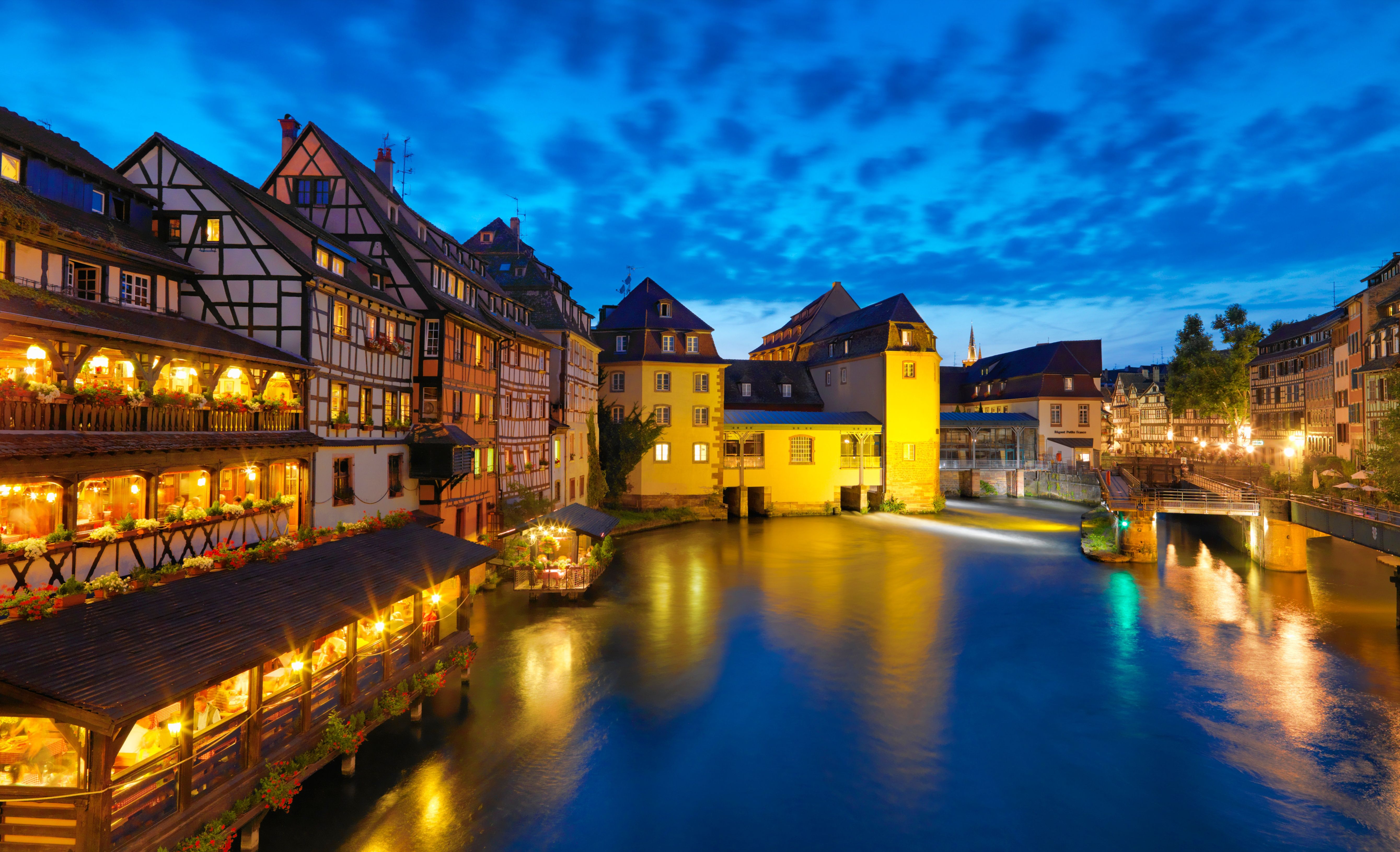 Beleuchtete Stadt Straßburg bei Nacht