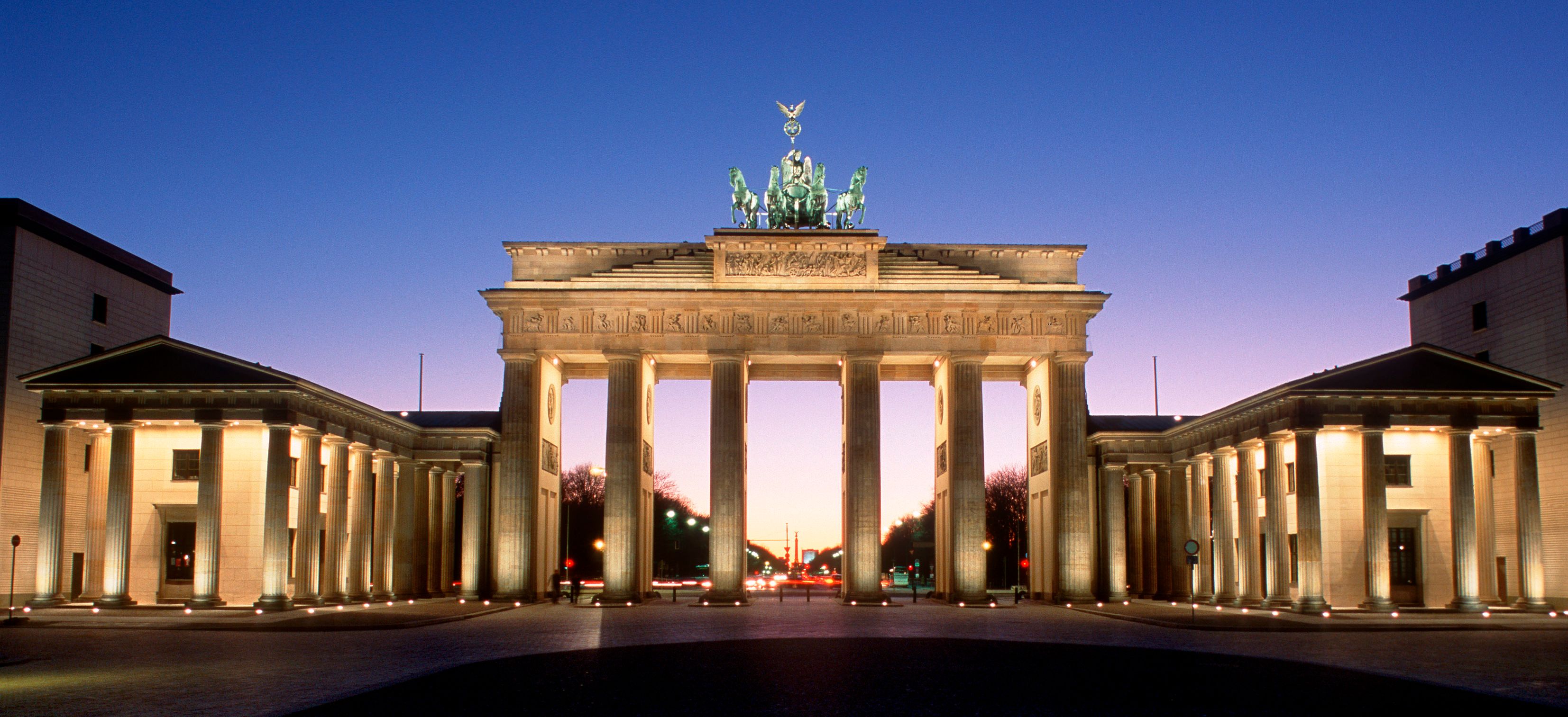 beleuchtetes Brandenburger Tor bei Nacht
