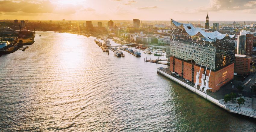Panoramablick auf Hamburg, genauer auf Wasser und Elbphilharmonie