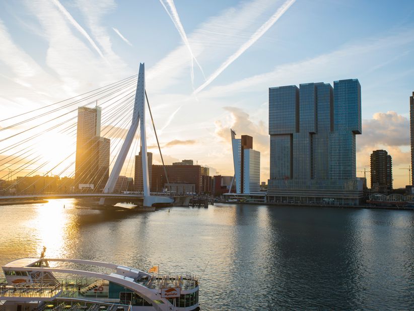 Erasmus Brücke in Rotterdam bei Sonnenuntergang