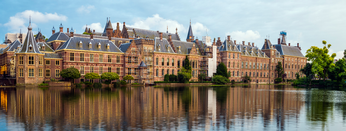 Historischer Binnenhof in Den Haag mit Wasserreflexion im See Hofvijver