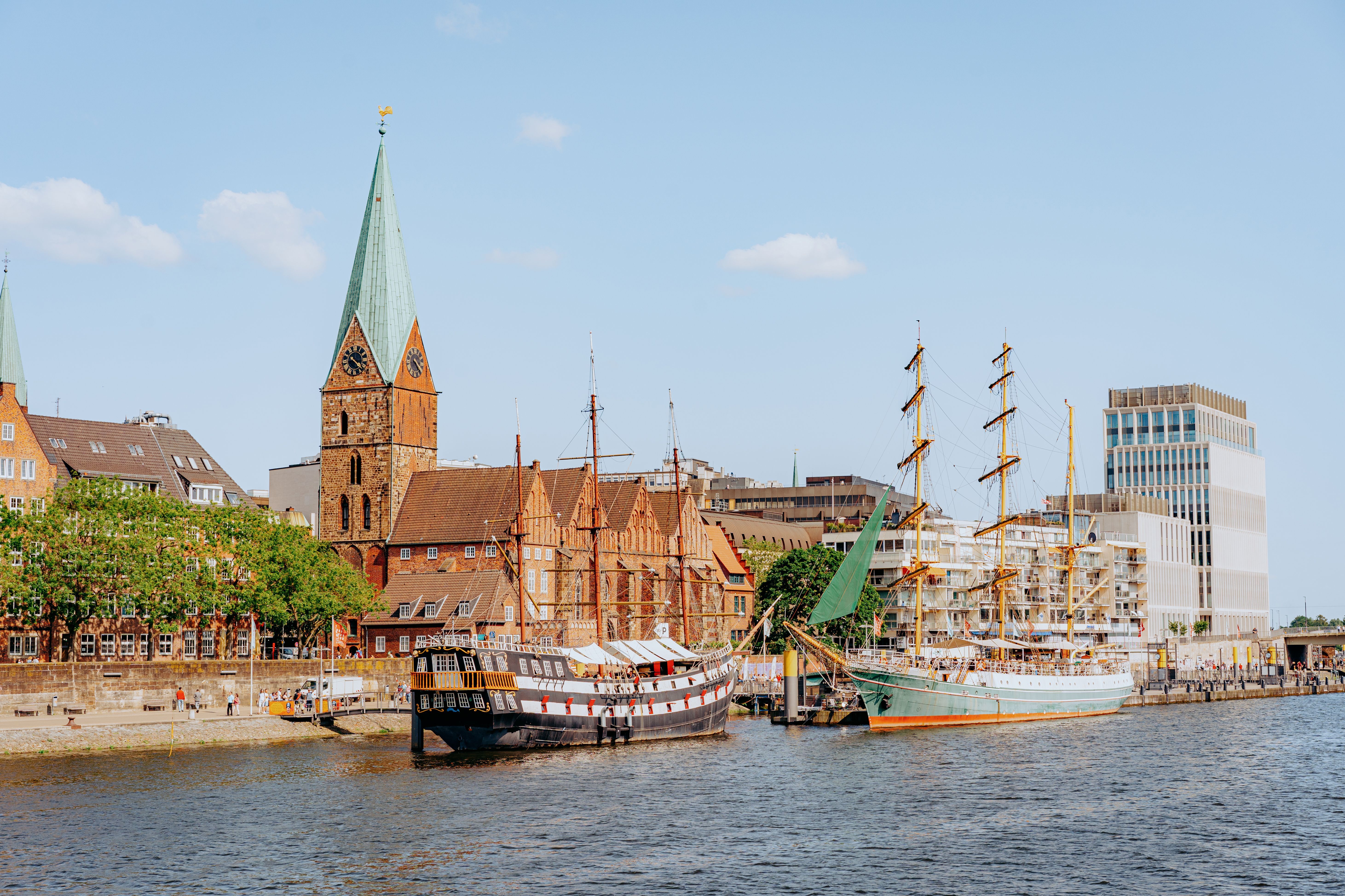 Schlachte in Bremen mit historischen Segelschiffen.