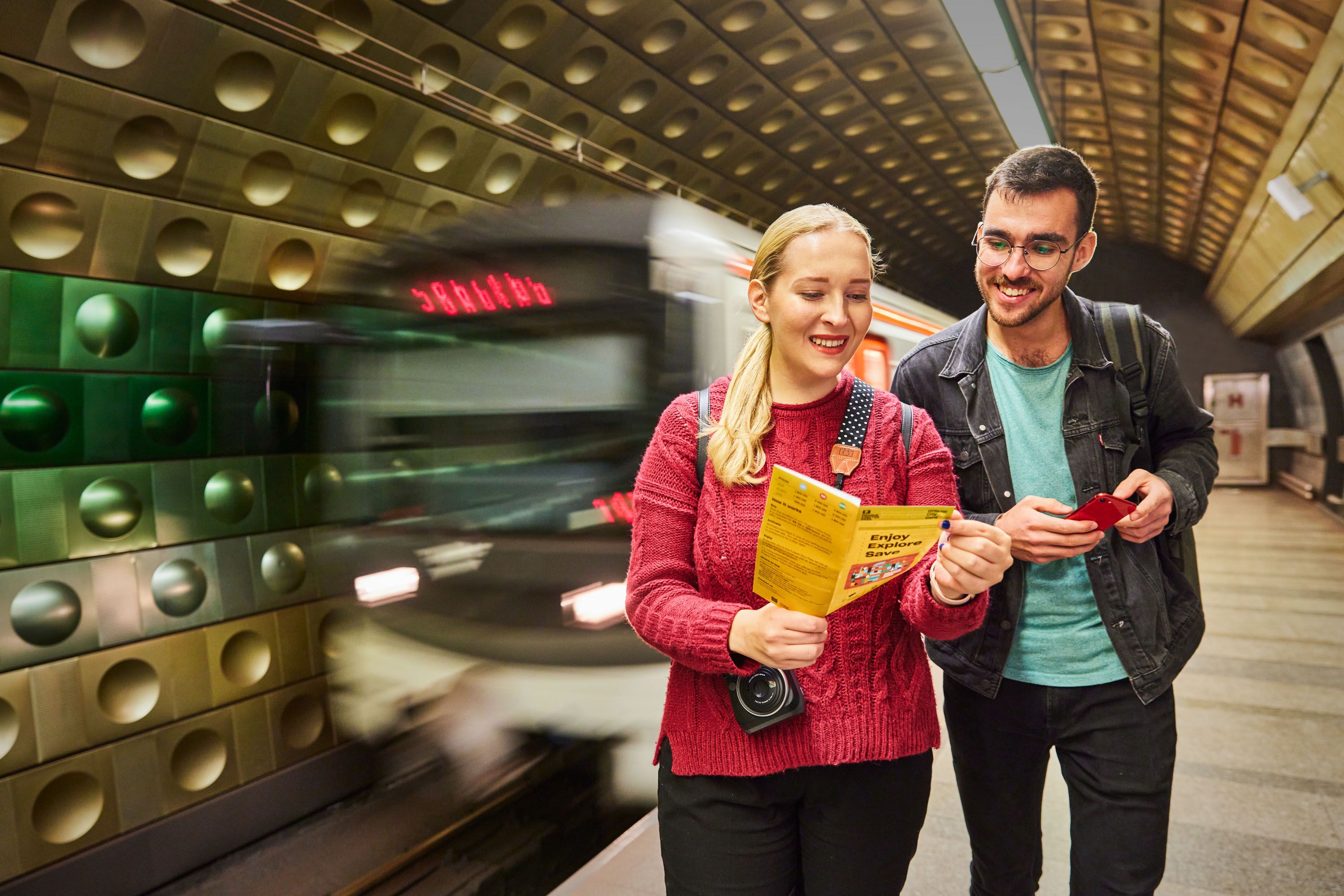 Touristen im U-Bahnhof mit dem Prague Visitor Pass