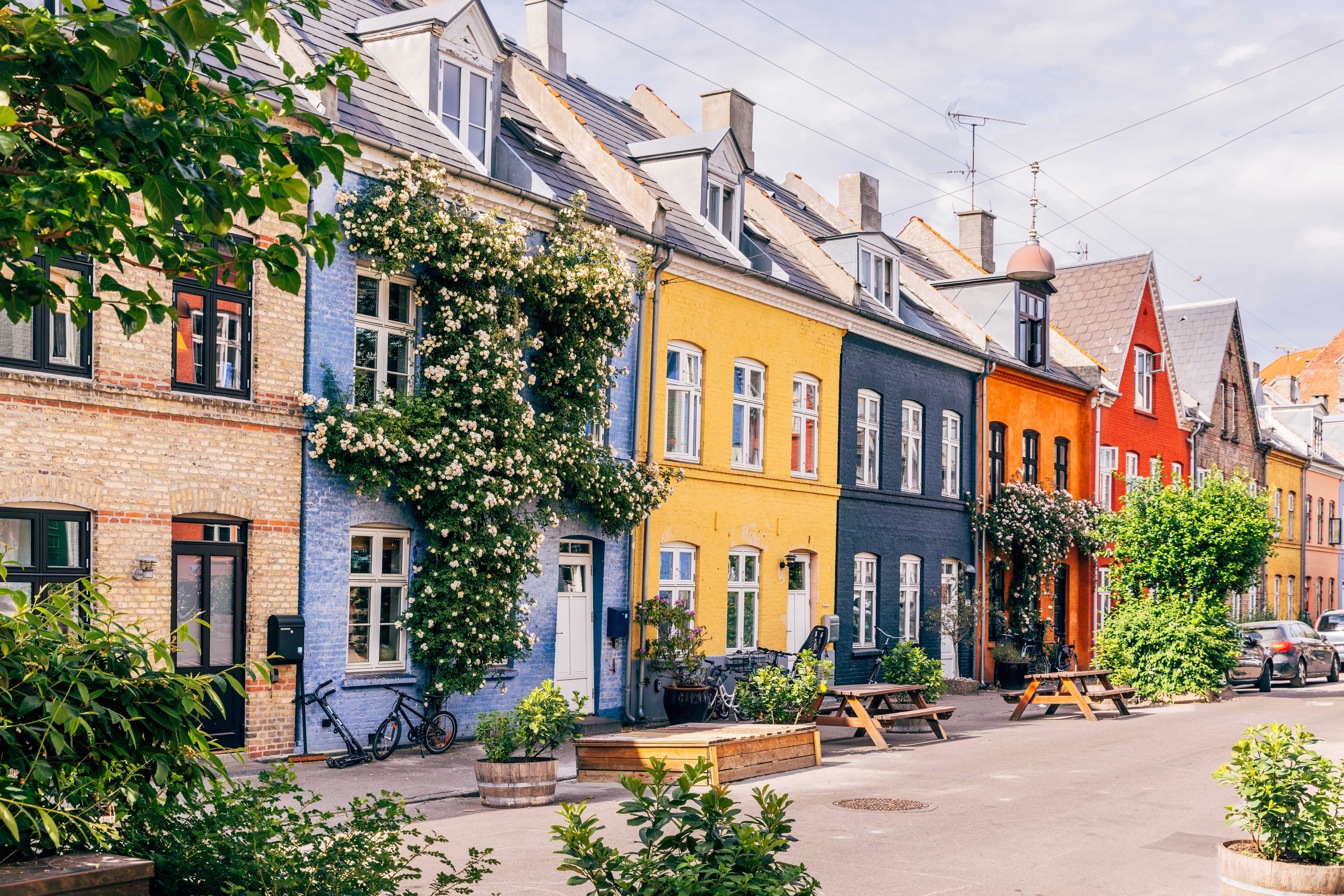 Bunte Häuserfassaden in einer Straße in Østerbro in Kopenhagen