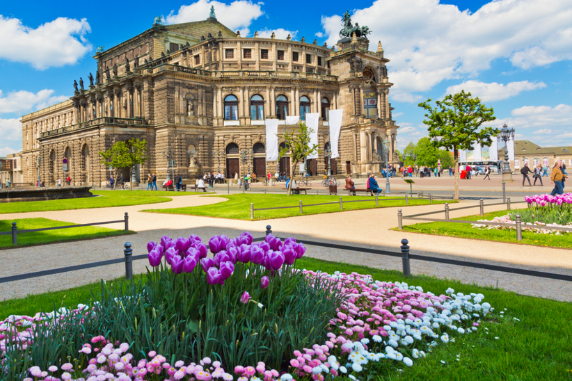 Dresden im Frühling mit historischem Gebäude und gepflegter Parkanlage