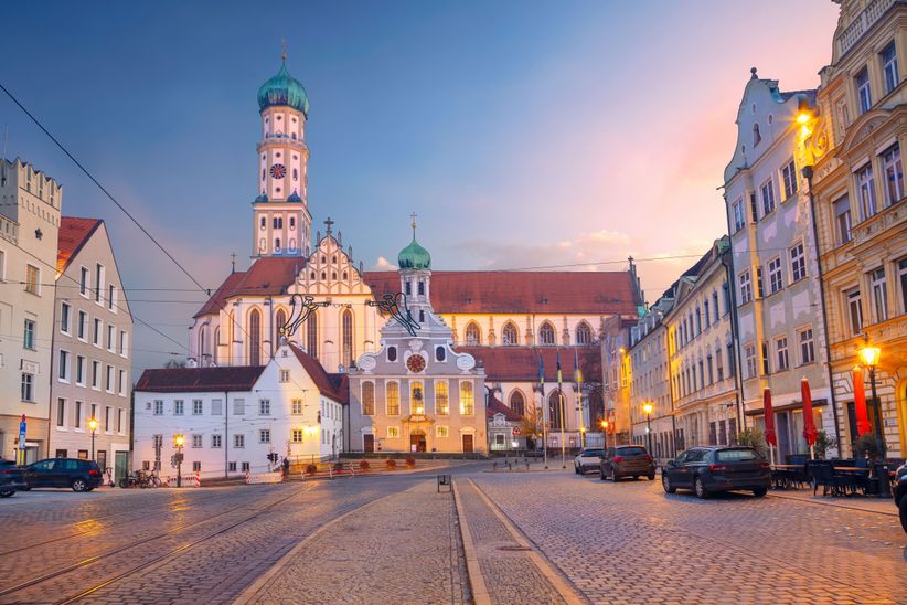 Ulrichsplatz bei Dämmerung in Augsburg